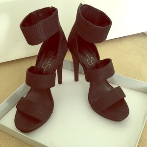 Black Jessica Simpson’s snake skin heels!